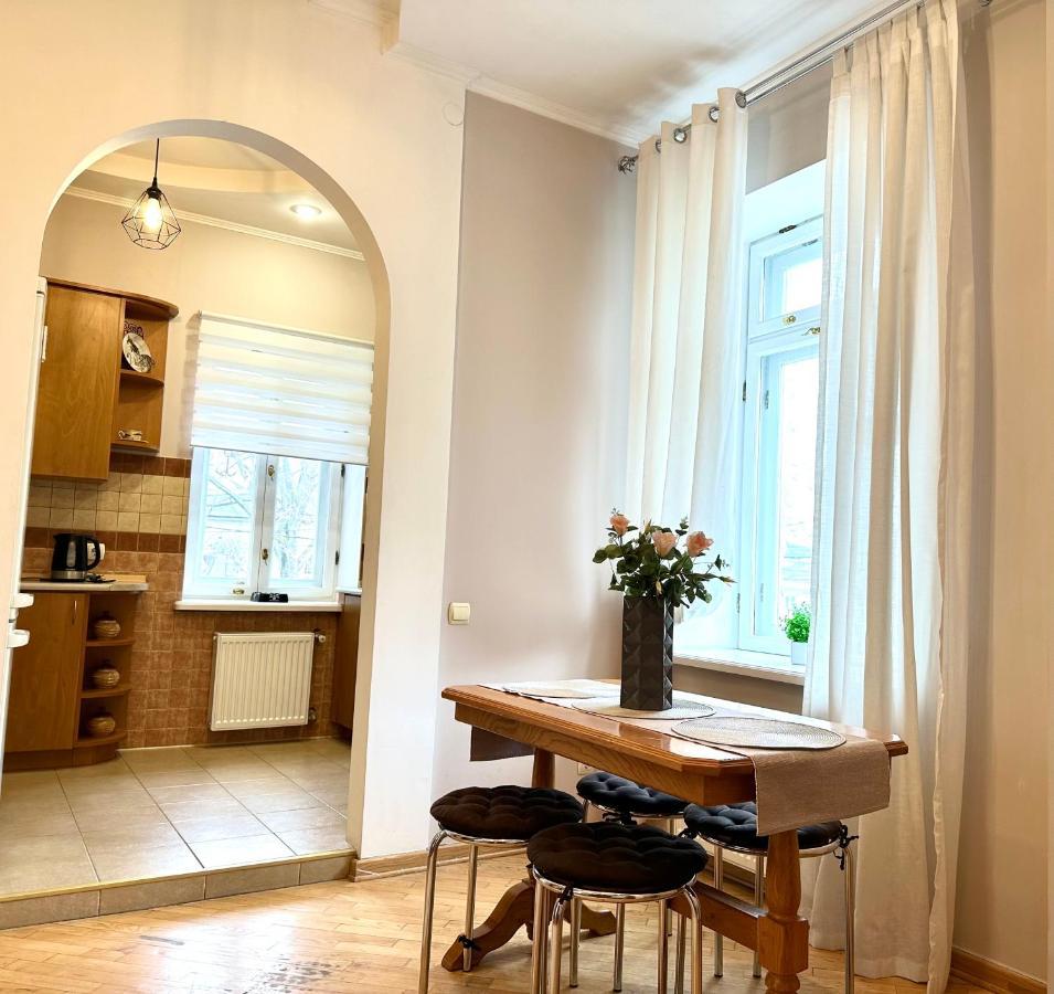 Apartments In The City Center, Near A Theatre, Zlata Plaza Riwne Exterior foto